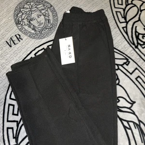 Kostymbyxor från NA-KD - Skulle väl beskriva dom som mer pösigare kostymbyxor , helt nya 