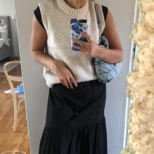 Stickad väst🤍🍂 - Säljer denna fina stickade väst från Modström. Så skön och passar till allt!