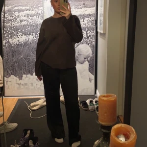 Kostymbyxor  - Är sydda i midjan men på ett väldigt snyggt sätt. Även sprättat upp byxorna för att de ska bli längre. Jag är 160 kort, de blev lite långa på mig när jag gjorde det, så står på byxbenen, för er som är längre blir dessa perfekt och rikgit snygga🫶🏼🫶🏼