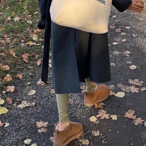 UGGS - Säljer dessa låga svarta uggs, samma som på de första bilderna bara att de är svarta. Storlek 38. Aldrig använda. Köpta för över 2200kr säljer för 1900kr vid snabb affär, väldigt populära 