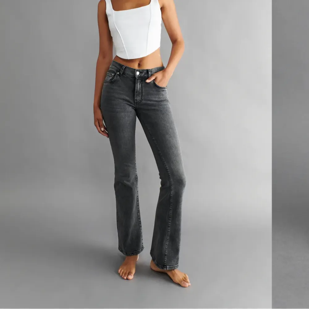 Säljer mina fina low waist bootcut jeans från Gina Tricot. Använt 1-2 gånger. Ordinarie pris 500kr men säljer för 250kr. Jeans & Byxor.