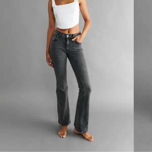 Strl 32 - Säljer mina fina low waist bootcut jeans från Gina Tricot. Använt 1-2 gånger. Ordinarie pris 500kr men säljer för 250kr