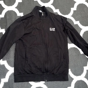 Armani tröja - Säljer Armani zip tröja storlek M