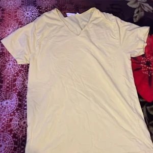 V-ringad Gul t-shirt  - Här har jag en gul v-ringad t-shirt