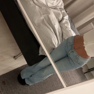 Lågmidjade jeans - Säljer mina lågmidjade bootcut jeans, superbra skick då dem är använda ca 2 gånger! Är 167 och dem sitter bra i längden 💙