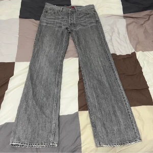 Lågmidjade vintage jeans - Köpte här på plick men passade inte😭skitsnygga straight jeans, midjemått 80 cm och innerbenslängd 87 cm!❤️