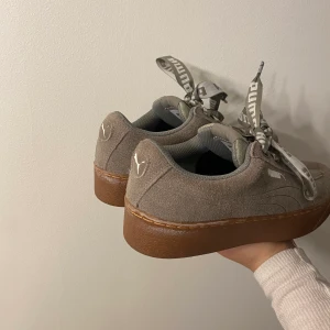 PUMPA SNEAKERS - Nästa oanvända, har haft dom på mig ett få tal gånger.  Skorna är olivgröna och i mocka & dessutom väldigt bekväma.   