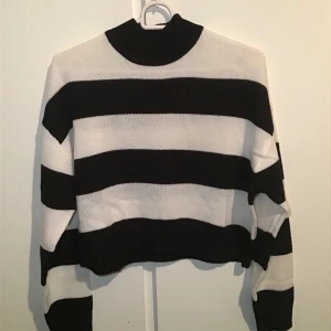 Stickad tröja - FRAKT: 64kr  -oanvänd -passar XS/S 