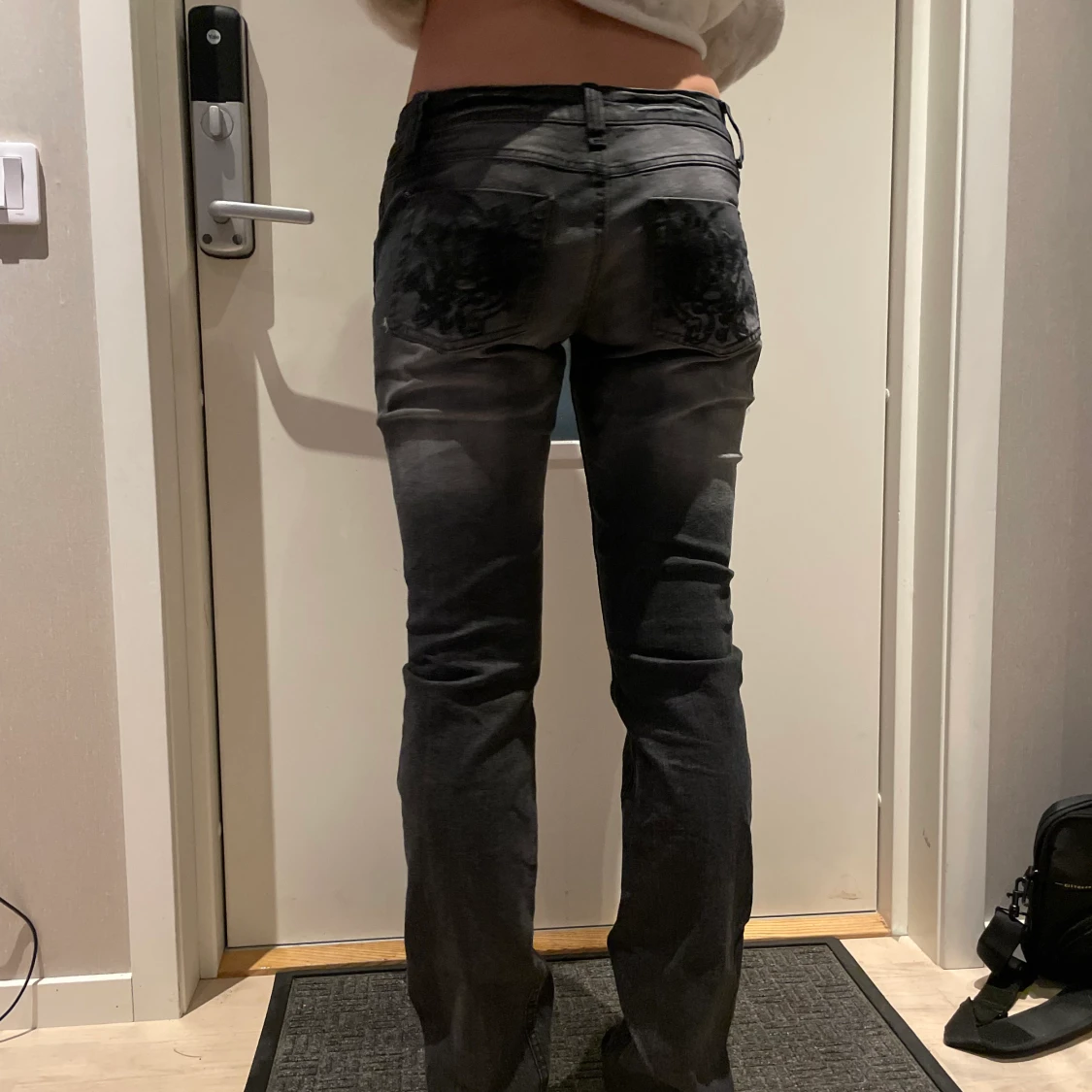 Svarta/går jenas med detaljer på rumpan - 90