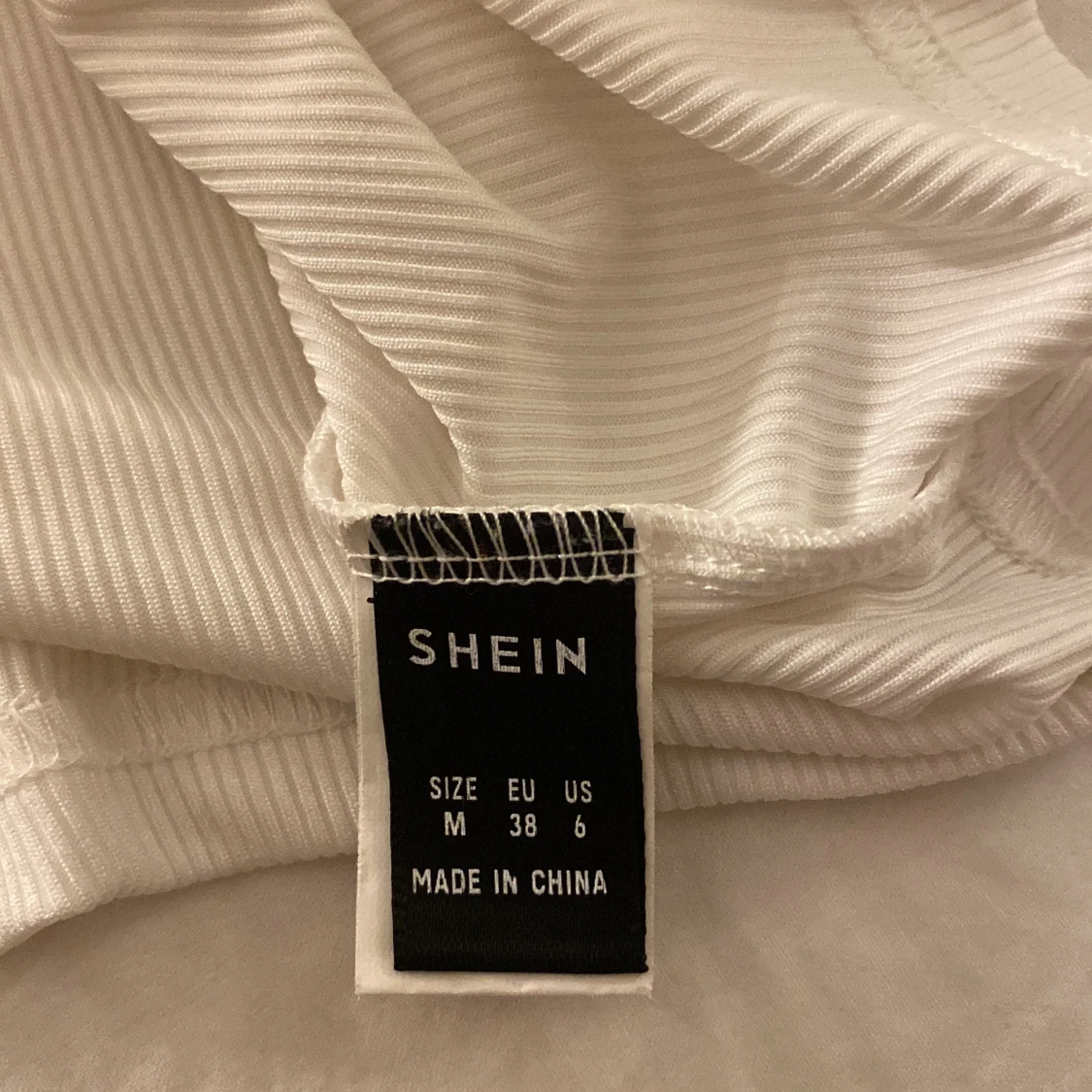 Vit kroppad t-shirt från Shein - 91