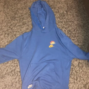 Nike kofta - Storlek xs passar om du är 170-180 Finns också matchande byxor. 9/10 skick finns inget fel på den