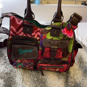 desigual väska  - Väskan är i jätte bra skick. Har använt  fåtal gånger, men inte min smak💕