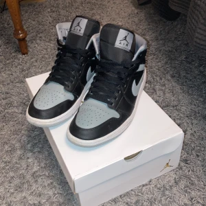 Jordans - Jordan 1  Storlek 43  Skicka 8/10 köpta för 2 månader sen knappt använda