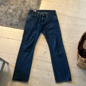 Levis 501 - Säljer ett par Levis 501 köpta på NK i somras så bra skick. Nypris 1099