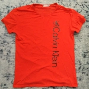 Calvin Klein T-shirt  - Orange Calvin Klein T-shirt, jätte bra skick.