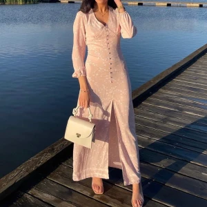 Klänning - Säljer denna snygga klänning Endast använd 1 gång, strlk xs Köparen står för frakt💖