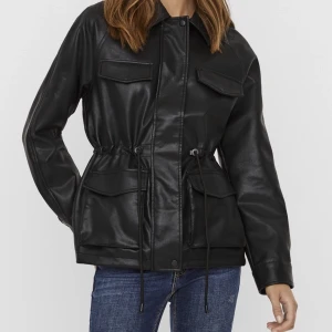 Svart läderimiterad jacka - Köptes från Nelly för ett år sedan, används inte då den är för stor för mig. Använt fåtal gånger därmed är den som ny. Det är läderimitation, har fyra framfickor med lock och knapp, dragsko i midjan samt knapp i ärmslut. 