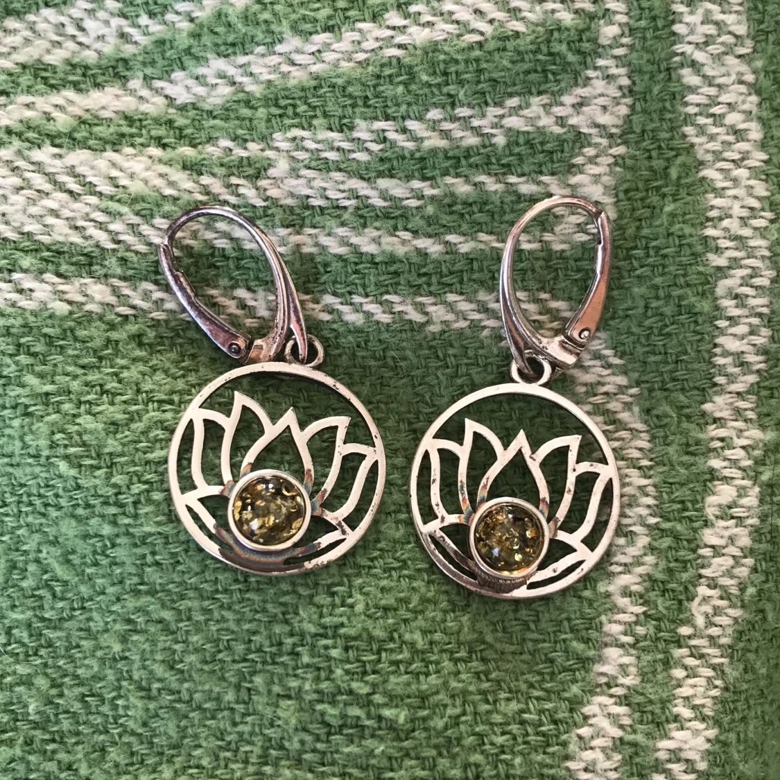 örhängen med grön detalj