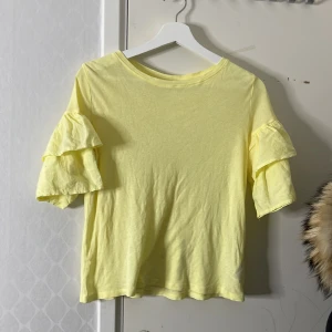 Gul Tröja  - Enkel tröja med detalj på armarna i storlek xs 