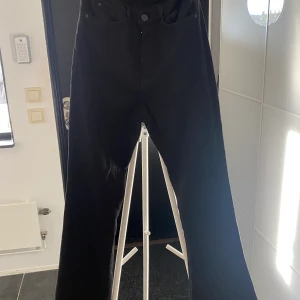 Svarta bootcut jeans - Svarta bootcut jeans från ginatricot