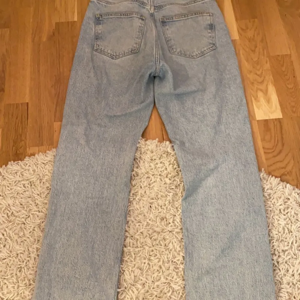 Blåa jeans med slits, använda. Jeans & Byxor.