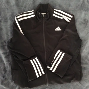 Adidas tröja - Adidas tröja med fickor och dragkedja, använd och lite sönder på halsen.  