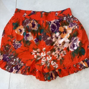 H&M - Lite högmidjad, i jätte bra skicka, en otrolig färg och stretsig 