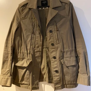 Grön militärjacka - Grön militärjacka med stjärnor på ryggen