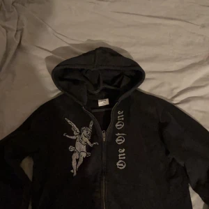 ONE OF ONE - Tja säljer denna one of one zip hoodie size S  skick 9/10 väldigt bra pris 600 kan gå ner vid snabb affär