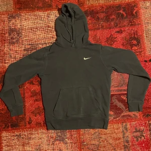 Nike hoodie - Fet Nike hoodie i mörkblå färg den är lite lätt använd men ändå bra skick och material den har en dunder passform och funkar till allt (skriv för mer info!!)