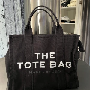 Marc Jacobs  - Säljer denna snygga tote bag från Marc Jacobs, nypris 2200kr säljer den för lite lägre pris pga att denna inte kommer till användning💞
