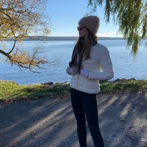 Vit dunjacka  - Säljer min snygga dunjacka från Lindex, köpte för 950 kr. Knappt använd. Skriv för fler bilder!