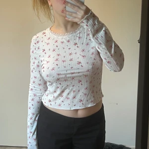 Blommig tipp - Blommig gullig topp från Zara i storlek L😊