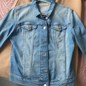Jeans jacka - Jeans jacka perfekt för sommaren och våren. Helt ny, använt Max 10 gånger. Storlek S/M. Står inte för frakten