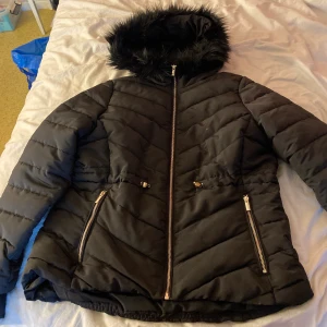 Vinterjacka storlek: L - Jackan är helt oanvänd. Pälsen på luvan är fejk. 