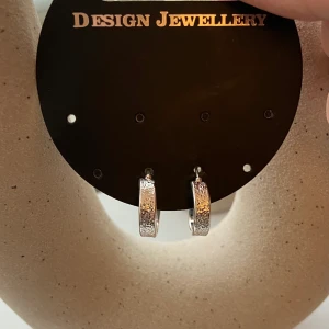 Silvriga örhängen  - Jättegulliga silvriga örhängen som är oanvända💕💕Nickel och bly säkra💕💕Frakt 13kr💕