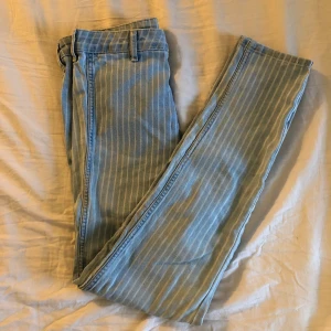 Ljusblå- & vitrandiga jeans - Randiga jeans i vitt och ljusblått. Mycket stretch. 