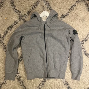 Stone island ziphoodie - Stone island zip som köptes på Jupiter för nått år sedan. Säljer för den ör för liten.Passar även M. Nypris 3300kr. Mitt pris 1250kr