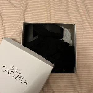 Catwalk lång skor - Oanvända skor storlek 39. Köpta för 600 kr för 6 månader sen. Säljer pga fel storlek. Är för långa för mig som är 165. 