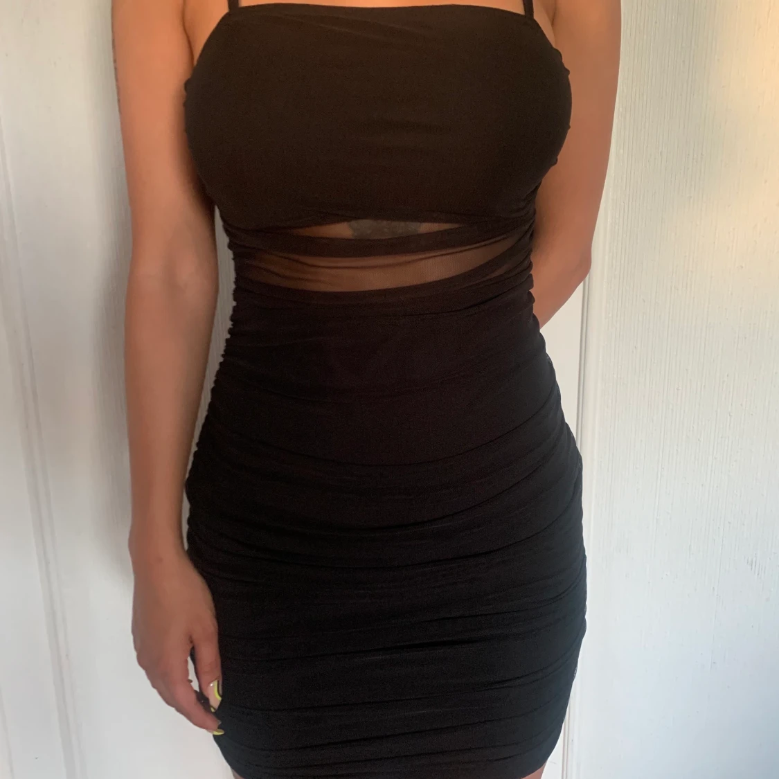 Svart klänning med mesh.