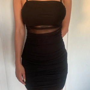 Svart klänning med mesh. - Använd en gång. 