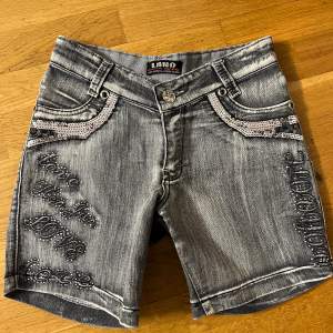 En jeans shorts som är nästan ny . Den är fin i verkligheten och passar perfekt och är bekväm. 