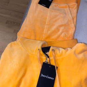 Juicy couture sett🧡 - Helt nytt juicy sett, aldrig använda bara testade, ångrade mig efter ett tag och kan nu inte lämna tillbaka de, köpta för 2200 nypris - säljs för 1500. *PRIS KAN DISKUTERAS*