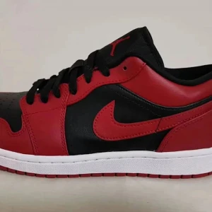 Air Jordan 1 - Säljer mina Air Jordan 1 Mid/Low Black & red då det inte kommit till så mycket användning, Använda fåtal gånger i storlek 39/40. Nypris 2160kr Säljer dem för 900 + frakt. Pris kan diskuteras ❤️🖤 För fler bilder skriv till mig! (Tryck INTE på köp nu)