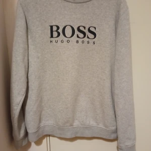 Hugo boss tröja  - En Hugo boss tröja som jag köpte från en kille för typ 5 månader sen, har inte använt så mycket pågrund av att den är stor på mig, den sitter som M/L på mig som vanligtvis har XS och S