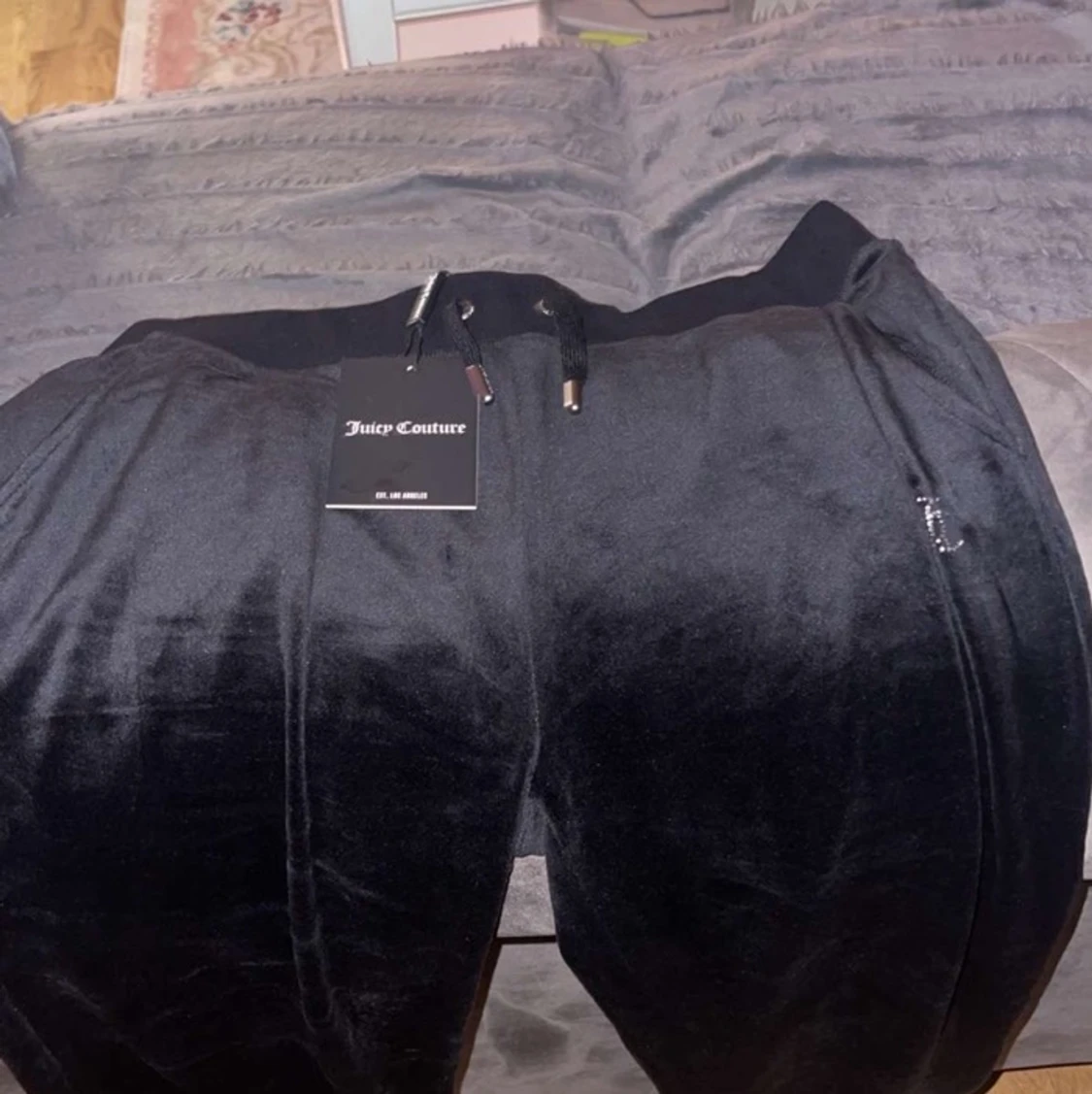 Helt nya juciy byxor oanvända säljer för 900 men om nån vill byta svarta med fickor där bak så kan jag göra de