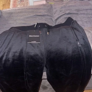 Helt nya juciy byxor oanvända säljer för 900 men om nån vill byta svarta med fickor där bak så kan jag göra de  - Helt oanvända pris lappen är kvar 