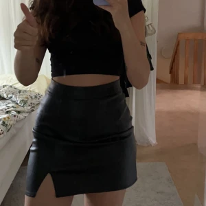 Läderkjol - Skitsnygg och sitter så bra! Bara inte min stil vilket jag insåg för sent. Endast testad därav supersuperskick 