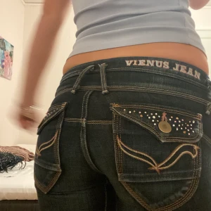 Vienus jeans  - Super snygga vienus jeans men diamanter på bakfickorna. Är otroligt bra skick och nästan o andvända. jag är 168 cm och dom slutar precis där hälen slutar. Jag är en s-m men skulle säga att dom sitter bäst på en s. Säljer för andvänder aldrig.