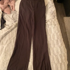Lindex kostymbyxor  - Kostymbyxor ifrån Lindex, ser ganska använda ut måndag ner, för att de är för långa, men annars i bra sick 